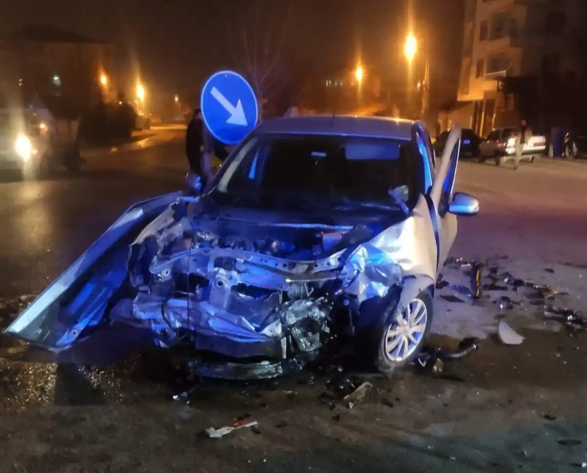 Malatya'da iki otomobil çarpıştı: 1'i ağır 3 yaralı