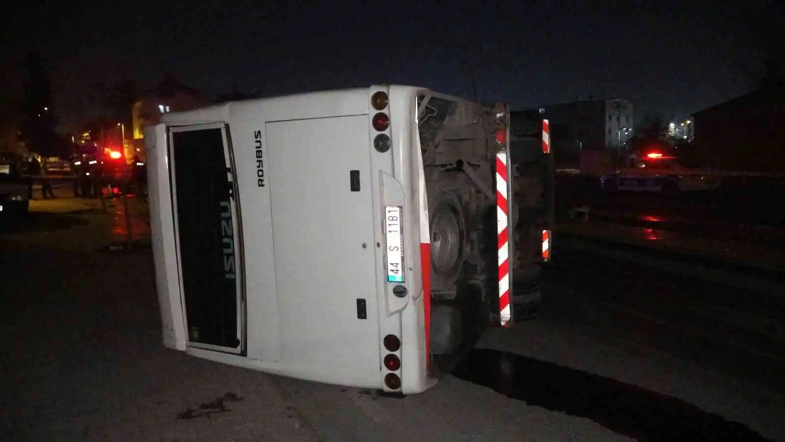 Malatya’da işçi servisi ile otomobil çarpıştı: 10 yaralı
