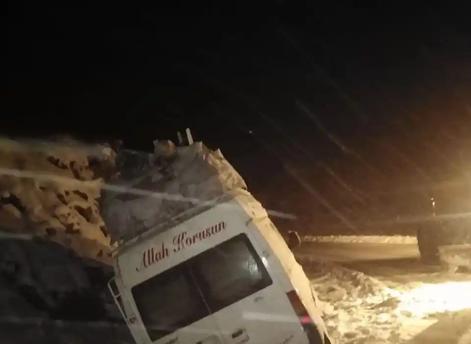 Malatya'da kar ulaşımda aksamalara neden oldu