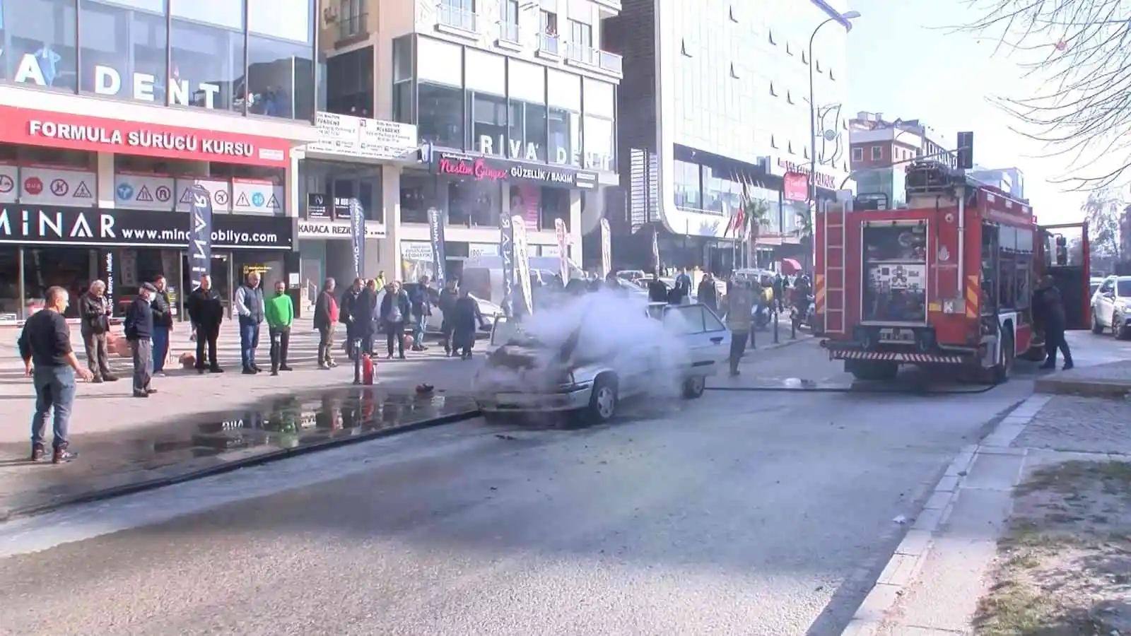 Maltepe'de kaputu açılmayan otomobil alevlere teslim oldu