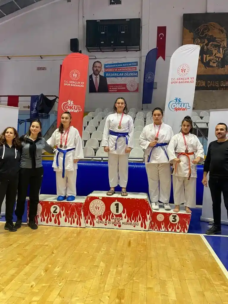 Manisa BBSK Karate takımı sporcularından büyük başarı
