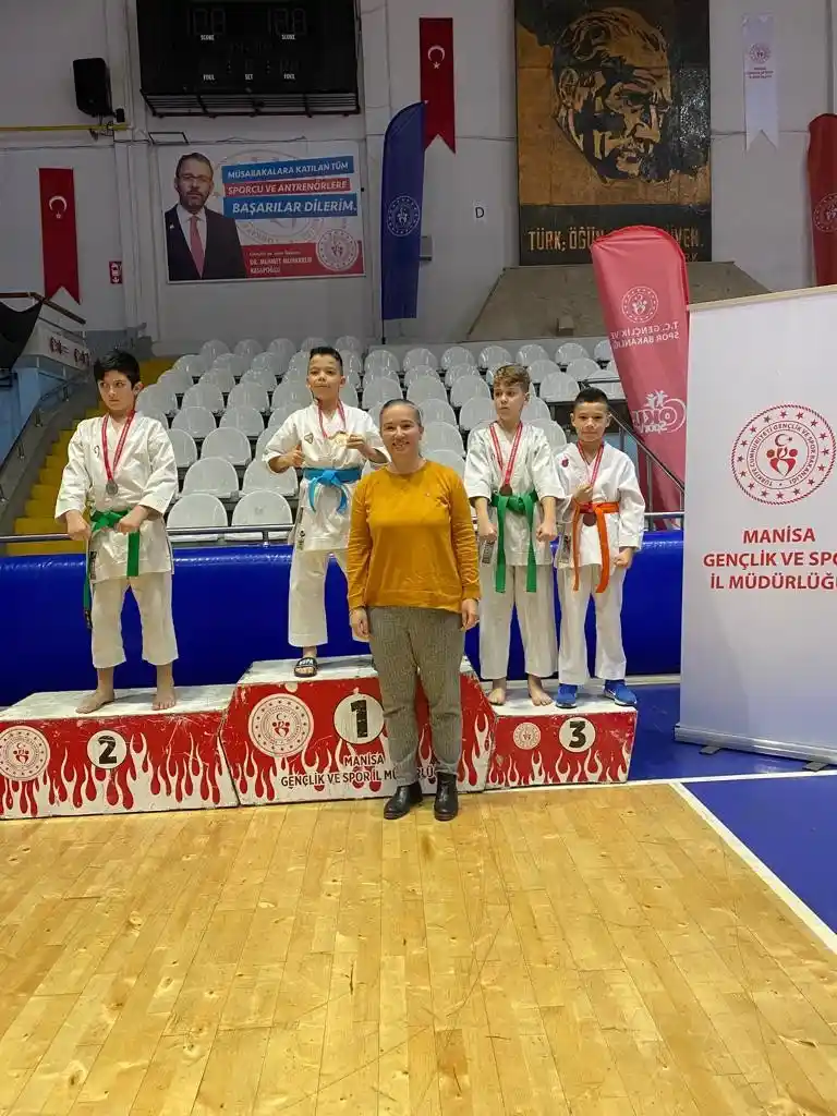 Manisa BBSK Karate takımı sporcularından büyük başarı
