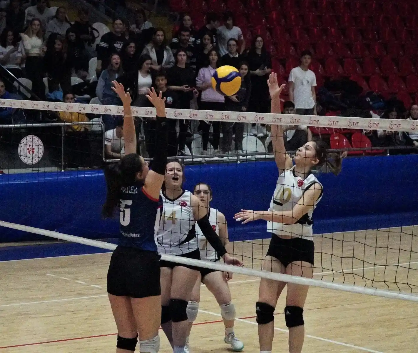 Manisa'da okul sporları gençler voleybol müsabakaları tamamlandı