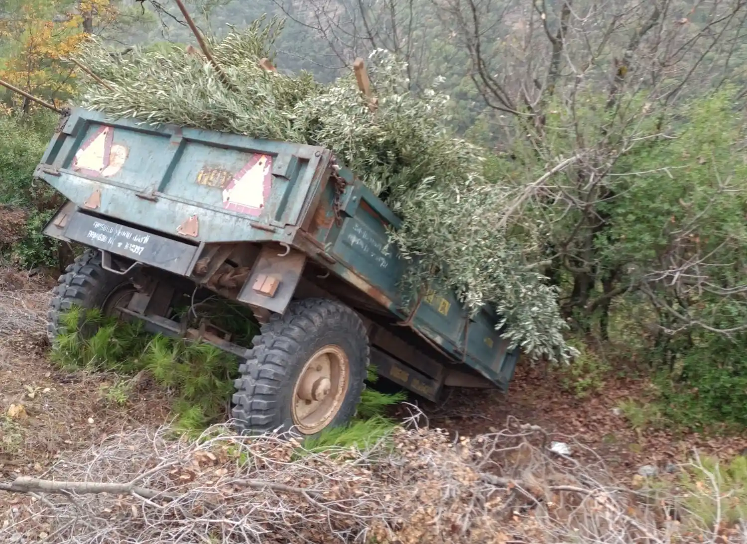 Manisa'da uçuruma yuvarlanan traktörün sürücüsü yaralandı
