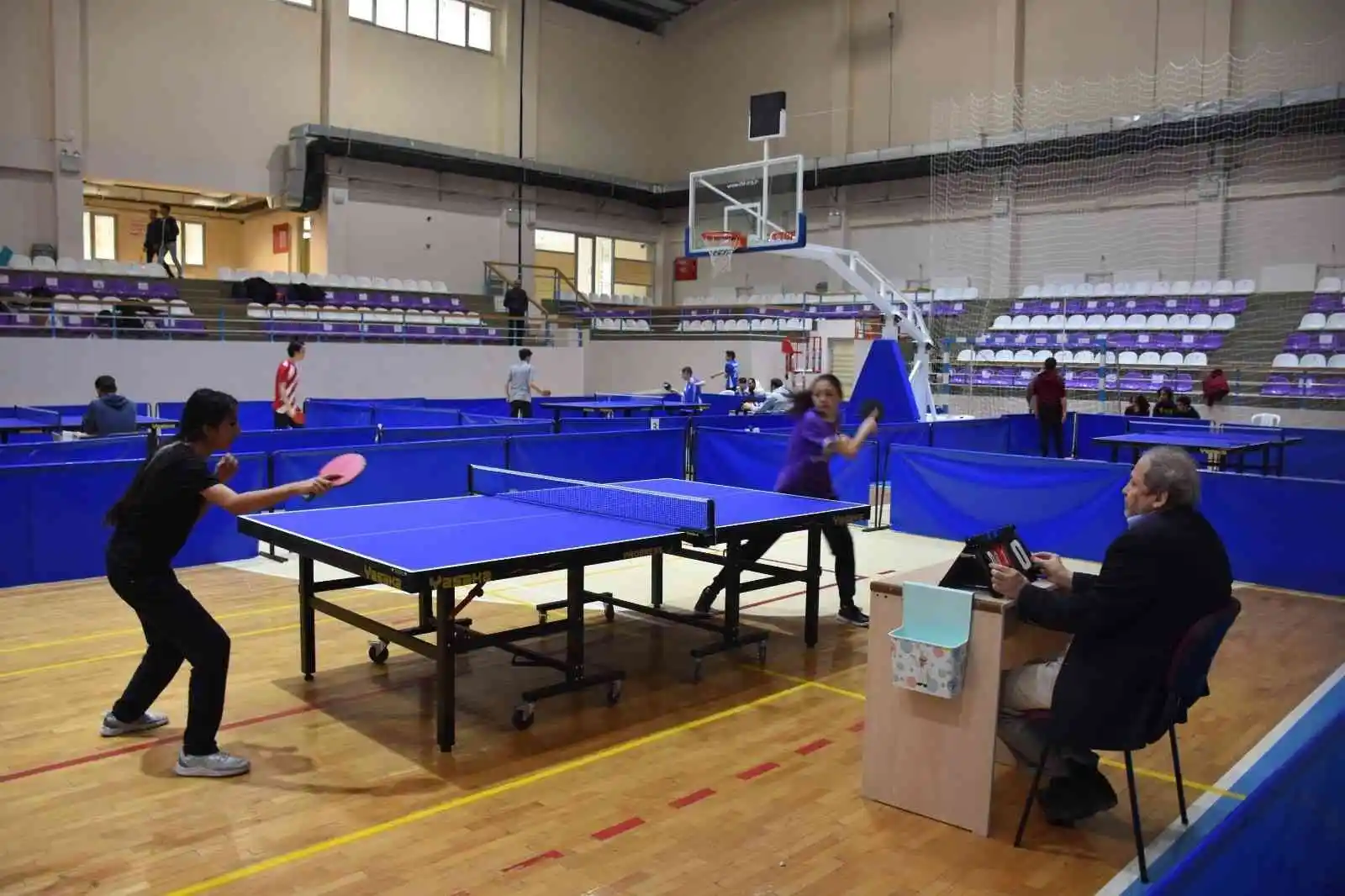 Masa tenisi müsabakaları 110 sporcunun katılımıyla başladı
