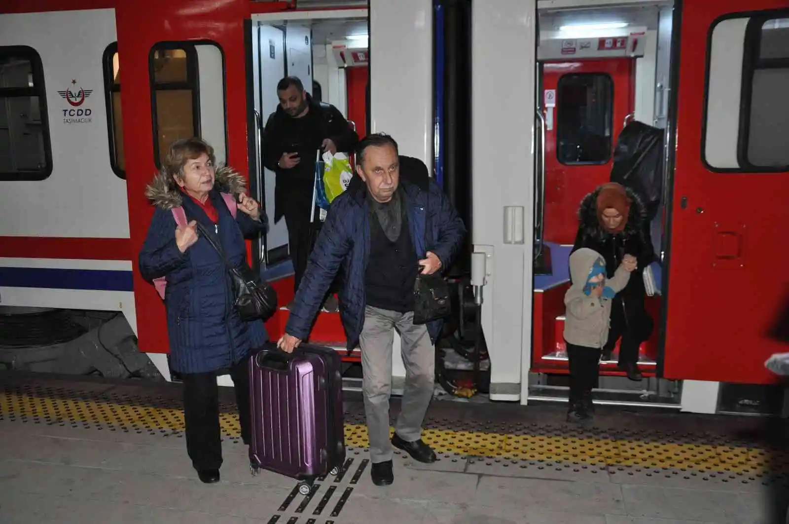 Masalsı yolculuk Kars'ta son buldu: Turistik Doğu Ekspresi sezonun ilk seferini tamamladı
