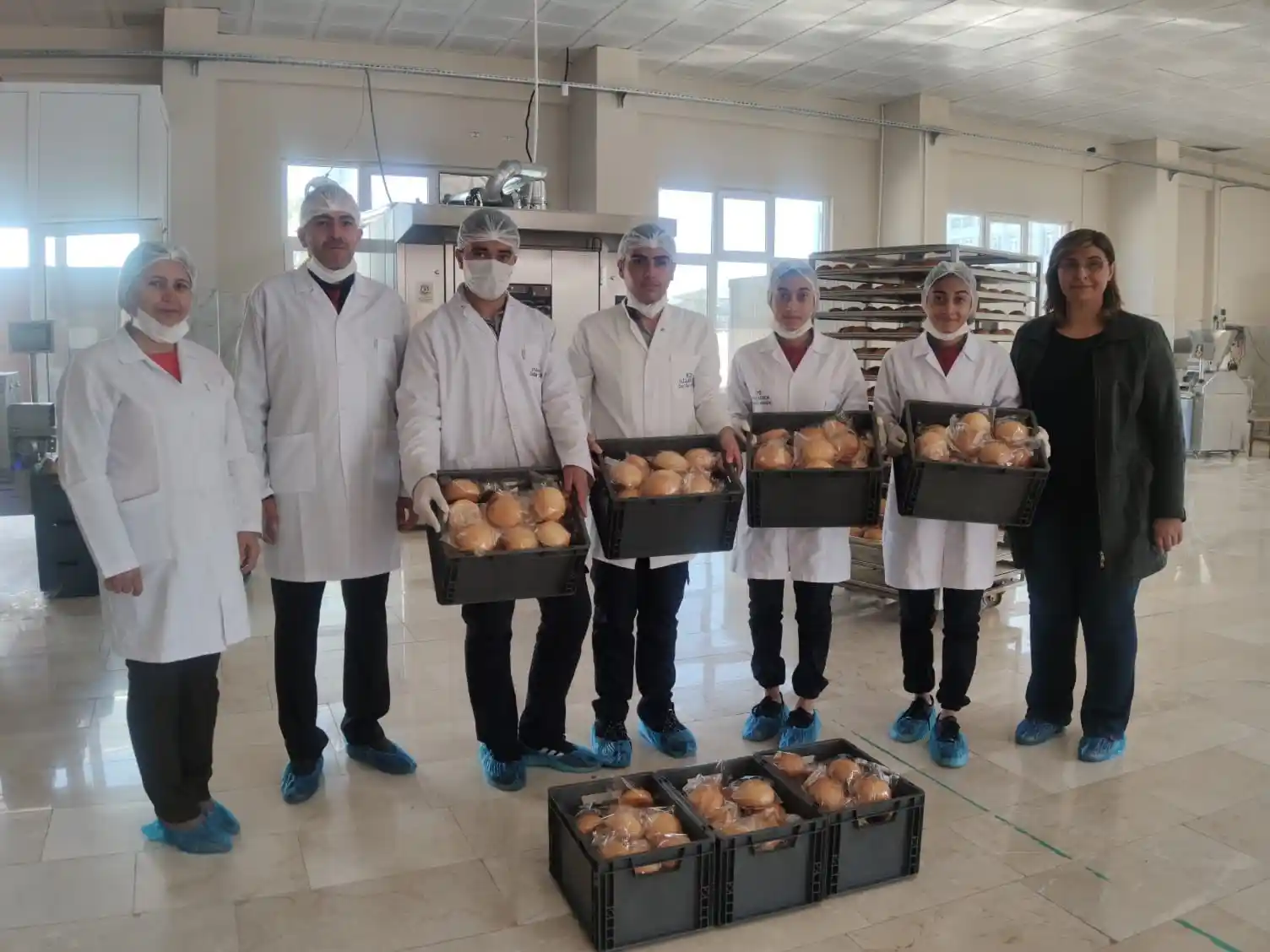 Meslek lisesi öğrencileri günde bin 100 ekmek üretiyor