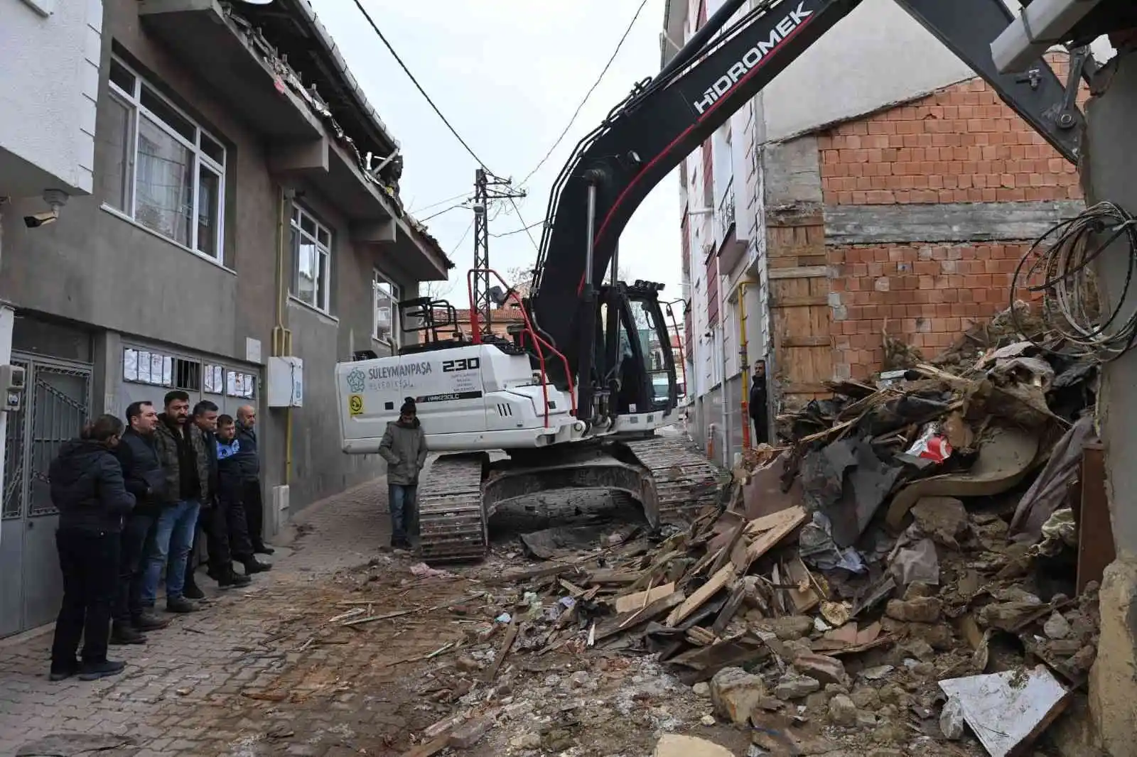 Metruk yapılar yıkılıyor