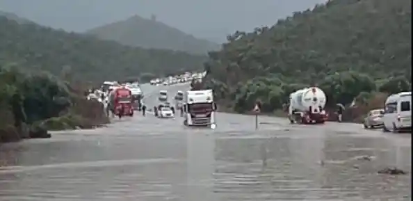 Milas’ta sağanak yağmur etkili oldu

