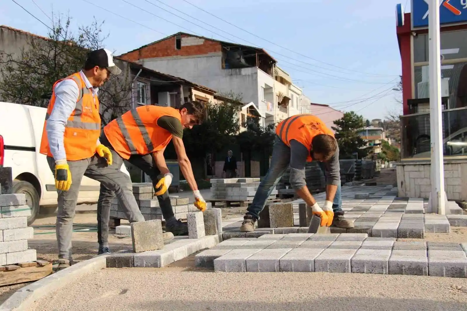 Millet Caddesi kaldırıma kavuşuyor
