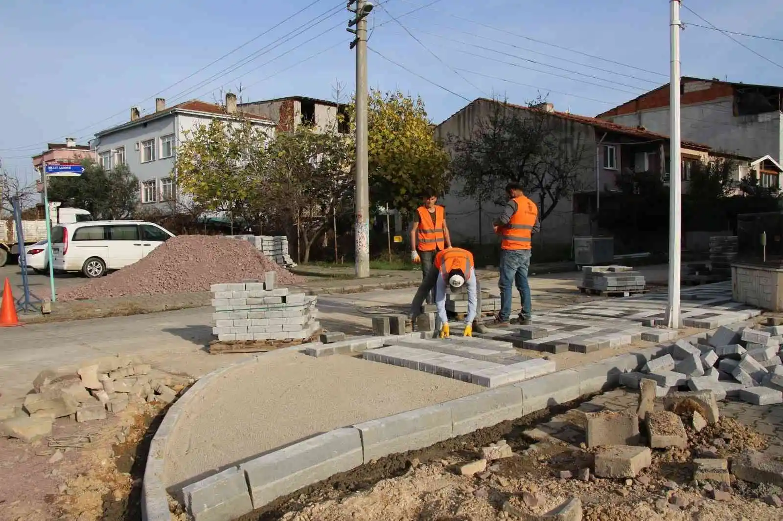 Millet Caddesi kaldırıma kavuşuyor
