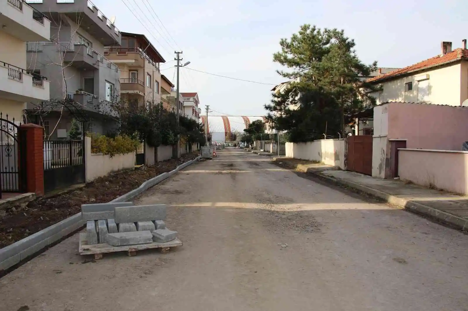 Millet Caddesi kaldırıma kavuşuyor
