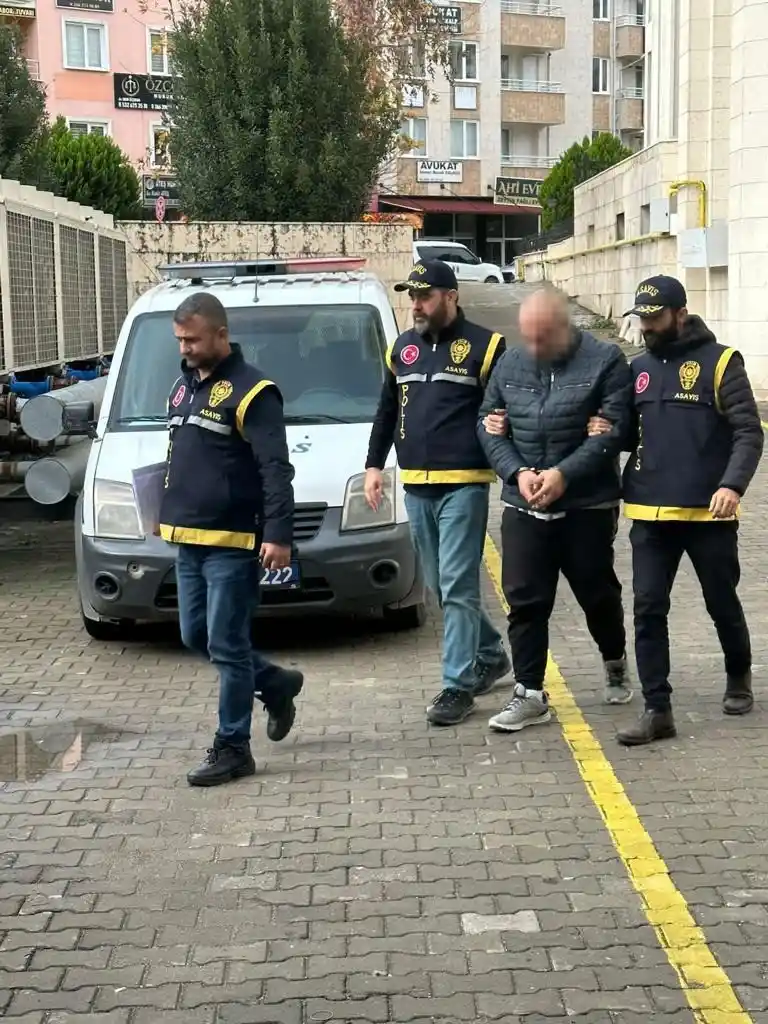 Minibüste teşhircilik yapan şahıs tutuklandı
