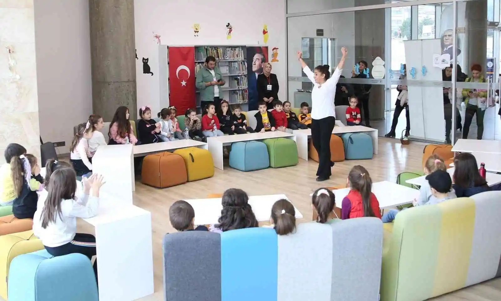 Minikler 'Masal Saati'nde keyifli vakit geçirdi
