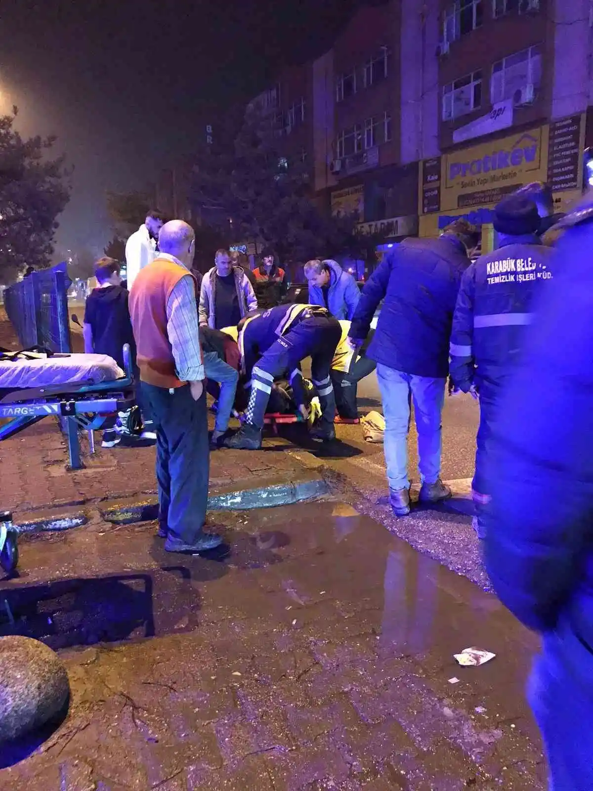 Motosiklet yayaya çarptı: 2 yaralı
