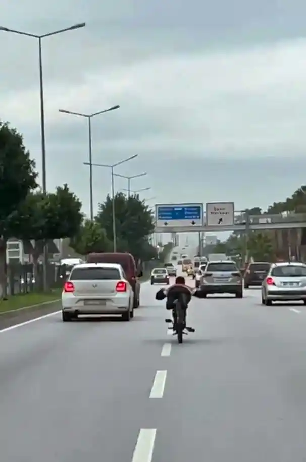 Motosikleti yüzüstü yatarak kullanan gencin görüntüleri tepki çekti
