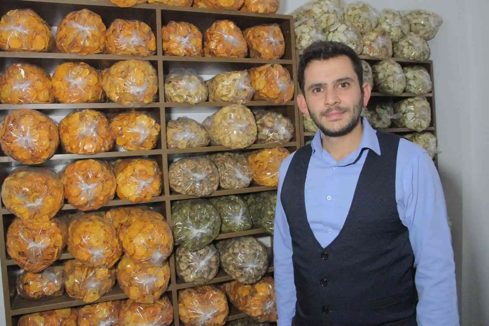 Mühendisliği bıraktı, Elazığ'da bir ilki başardı: Meyve kurusu siparişlerine yetişmeye çalışıyor