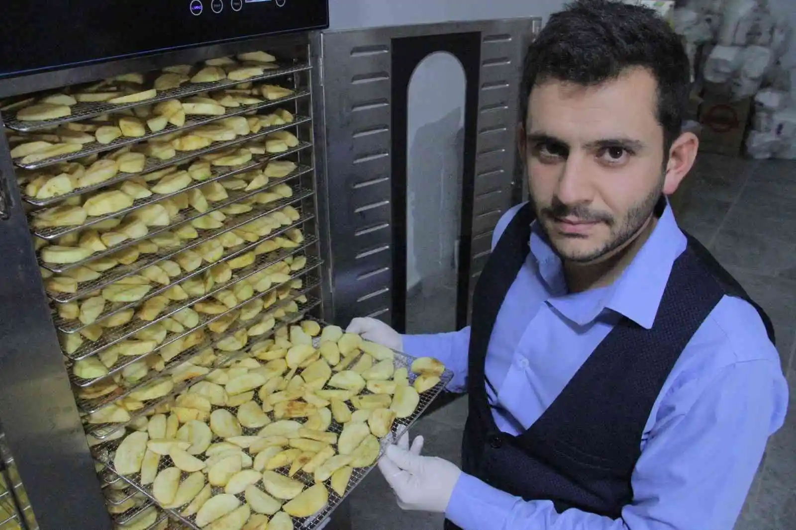 Mühendisliği bıraktı, Elazığ’da bir ilki başardı: Meyve kurusu siparişlerine yetişmeye çalışıyor