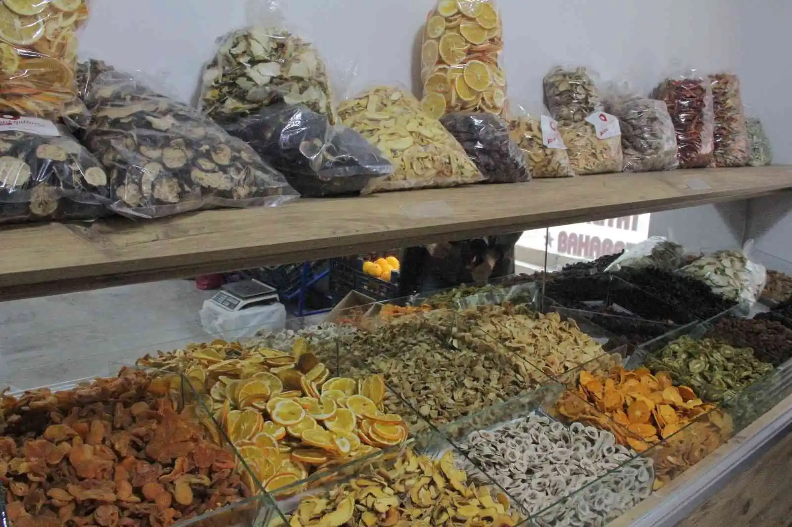 Mühendisliği bıraktı, Elazığ’da bir ilki başardı: Meyve kurusu siparişlerine yetişmeye çalışıyor