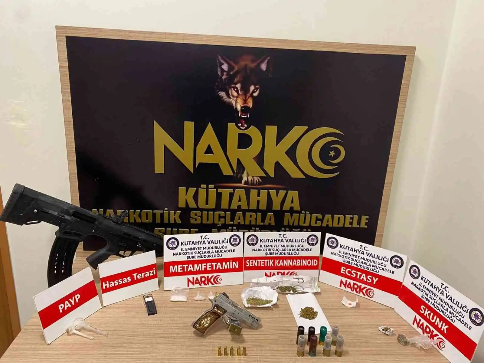 Narkotik köpeği aracın torpido gözündeki uyuşturucuyu işte böyle buldu
