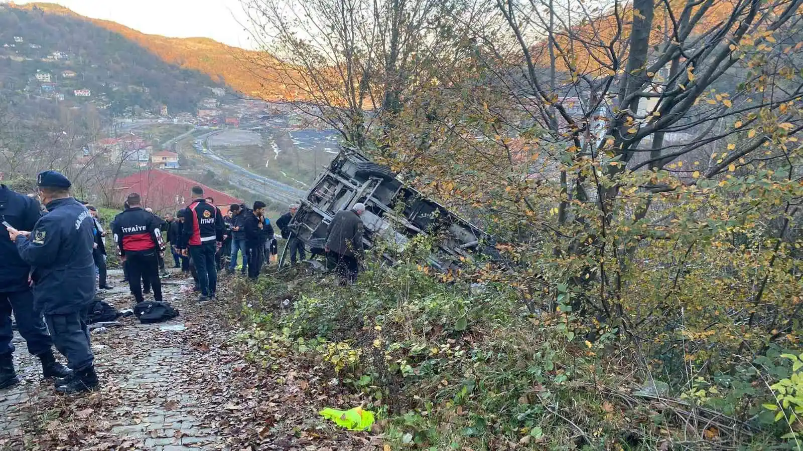 Öğrenci servisi 100 metreden uçuruma yuvarlandı: 1 ölü, 18 yaralı
