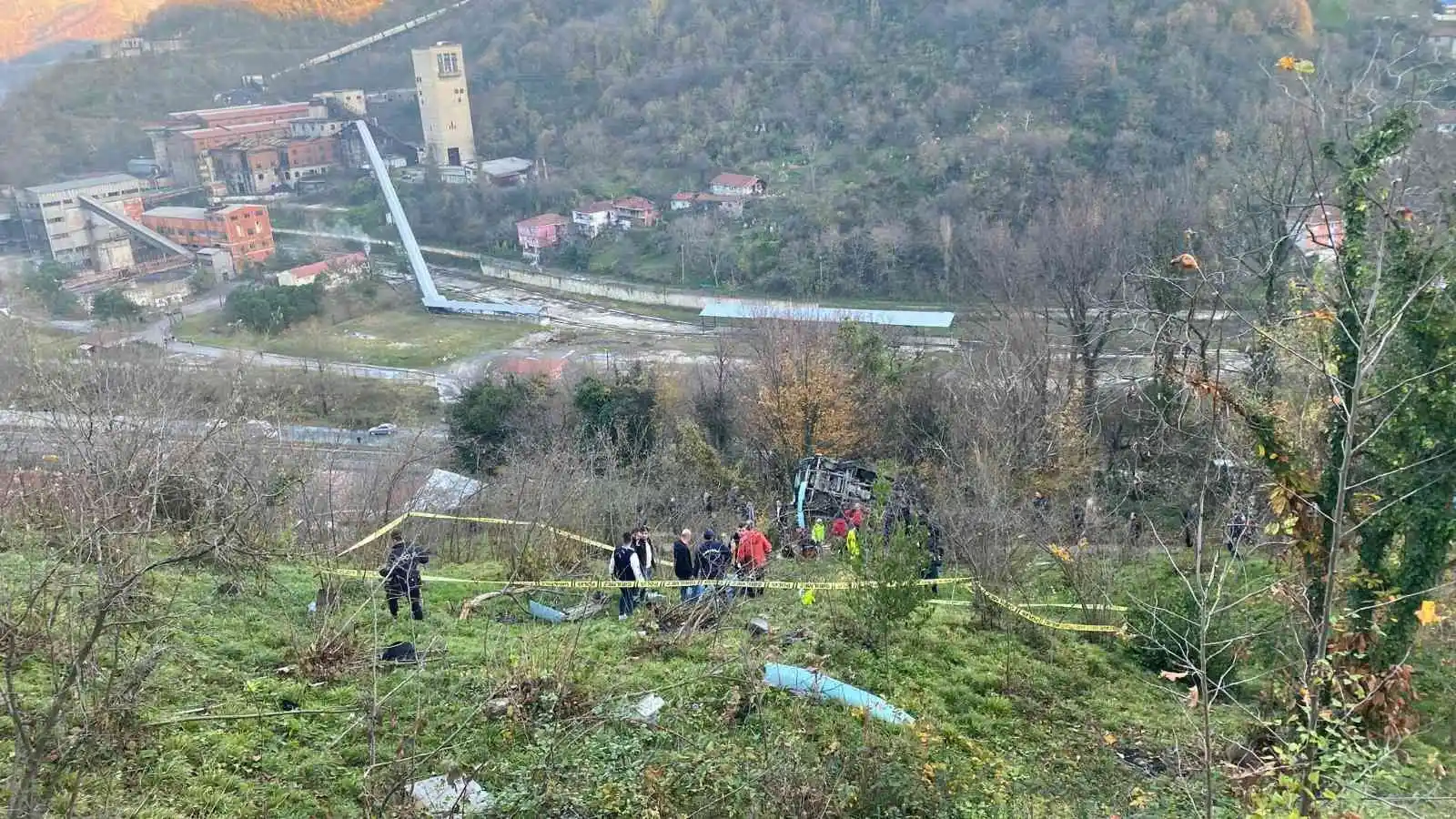 Öğrenci servisi 100 metreden uçuruma yuvarlandı: 1 ölü, 18 yaralı
