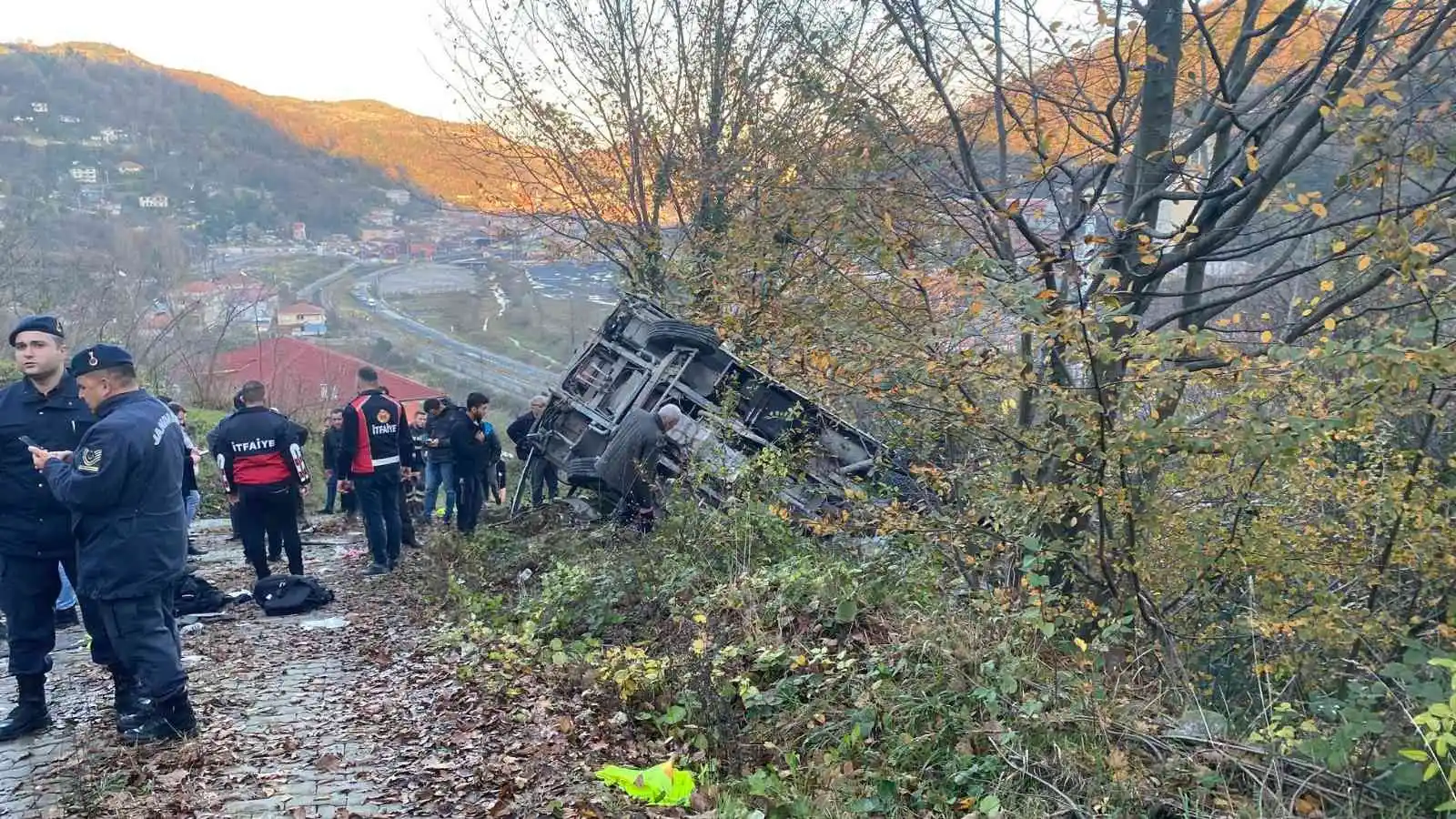 Öğrenci servisi 100 metreden uçuruma yuvarlandı: 1 ölü, 18 yaralı
