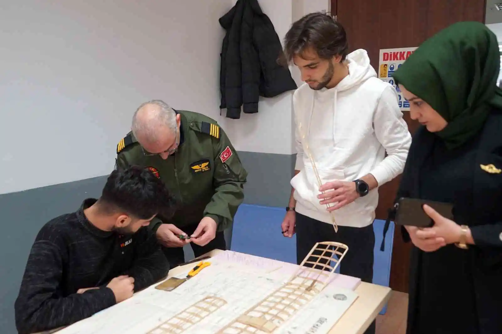 Öğrenciler, bu kurs sayesinde hem uçak yapmayı öğreniyor hem de el becerilerini geliştiriyor