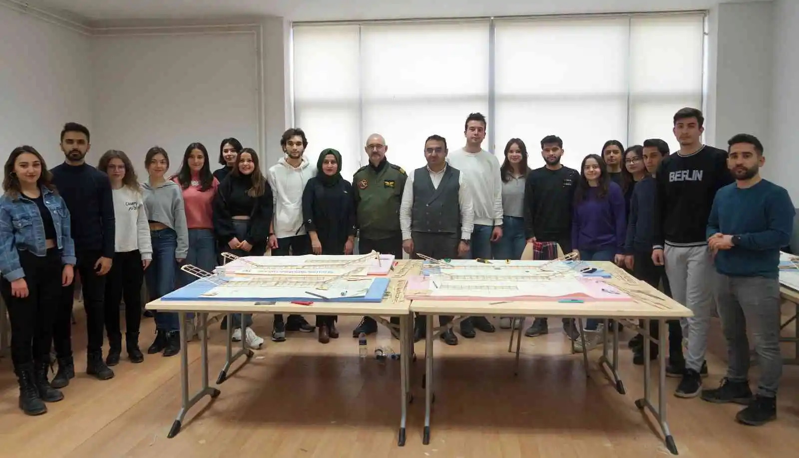 Öğrenciler, bu kurs sayesinde hem uçak yapmayı öğreniyor hem de el becerilerini geliştiriyor