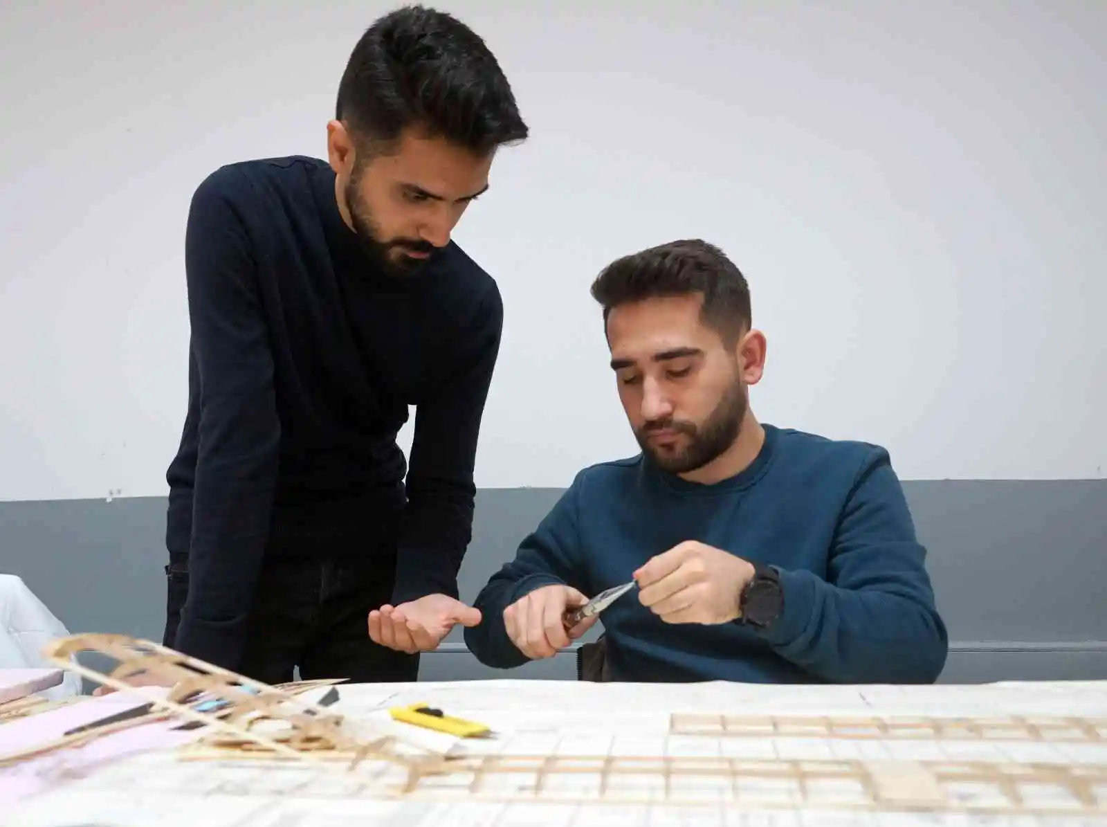 Öğrenciler, bu kurs sayesinde hem uçak yapmayı öğreniyor hem de el becerilerini geliştiriyor