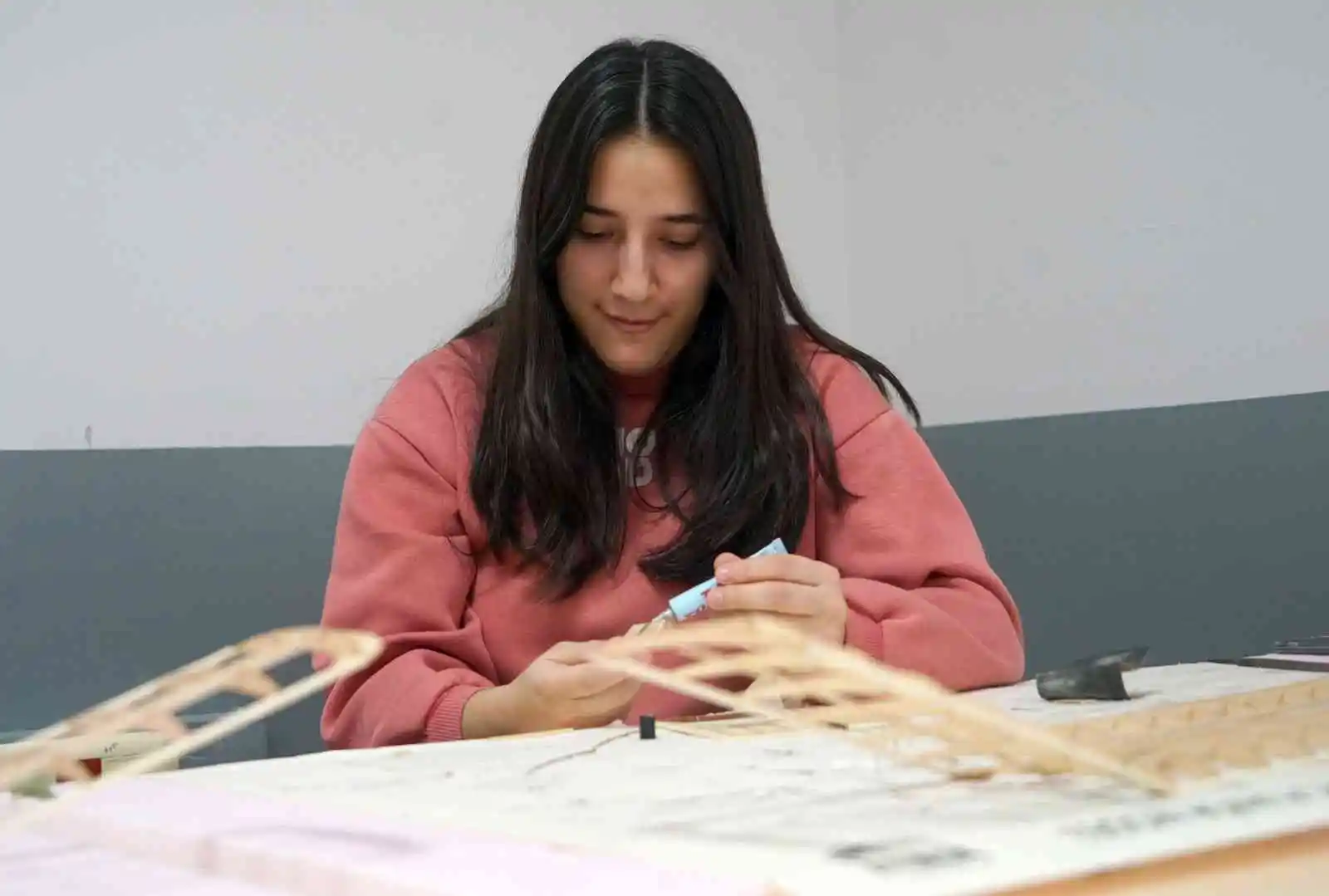 Öğrenciler, bu kurs sayesinde hem uçak yapmayı öğreniyor hem de el becerilerini geliştiriyor