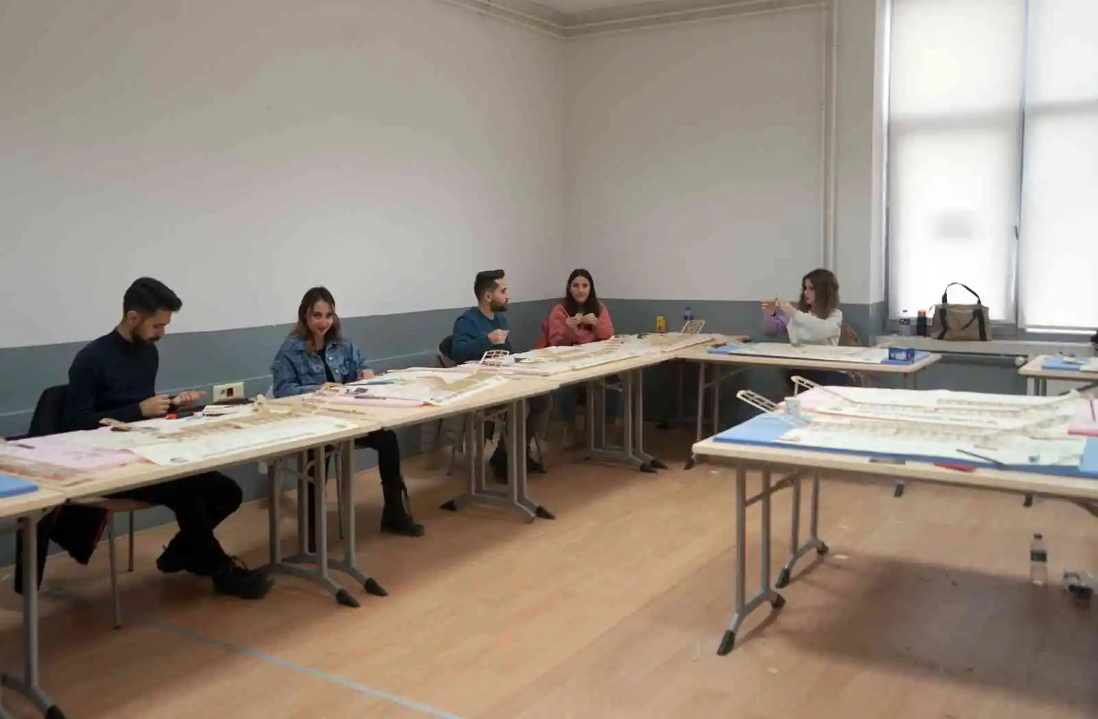 Öğrenciler, bu kurs sayesinde hem uçak yapmayı öğreniyor hem de el becerilerini geliştiriyor