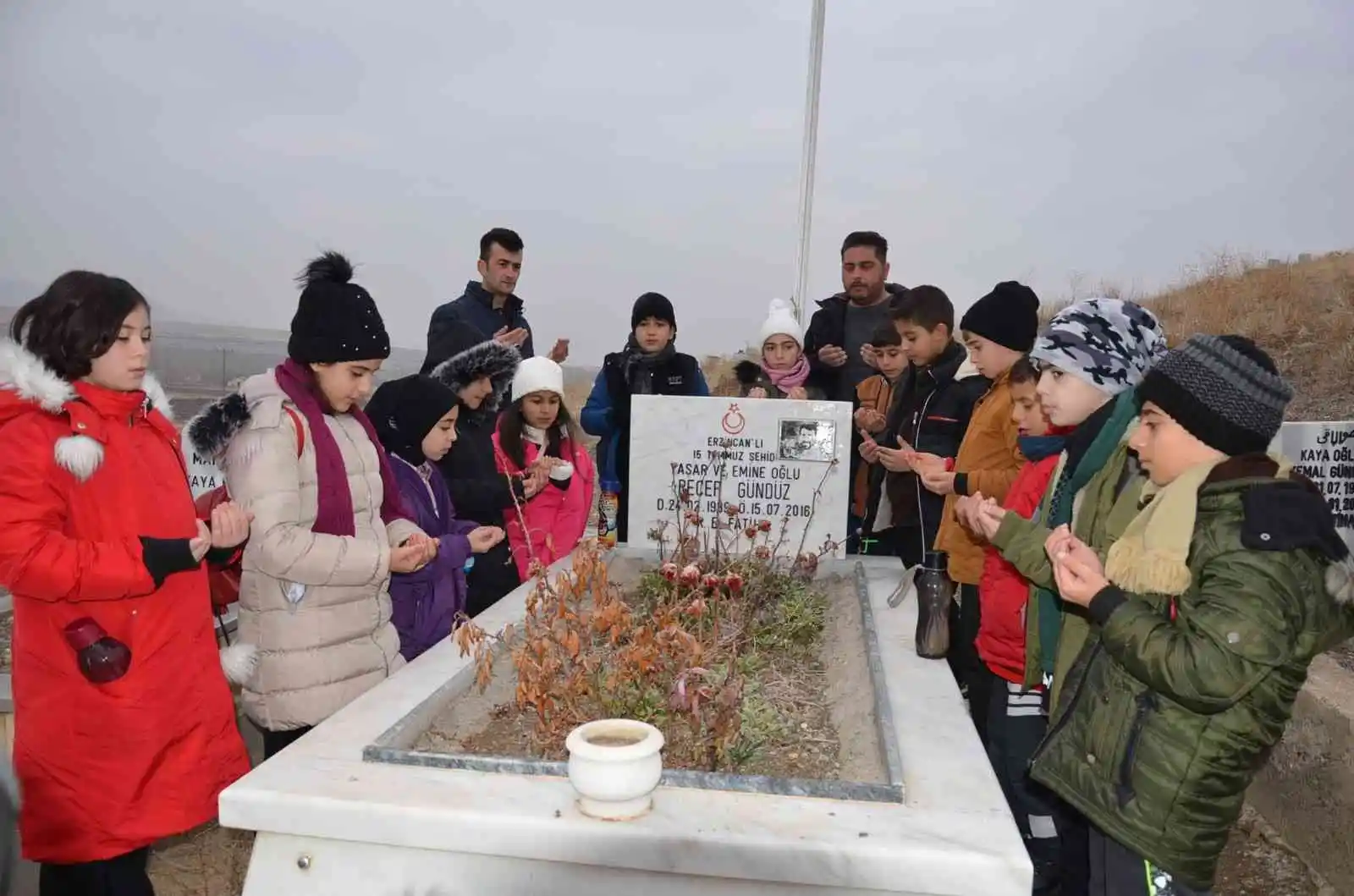 Öğrencilerden 15 Temmuz şehidi Gündüz'ün mezarına ziyaret