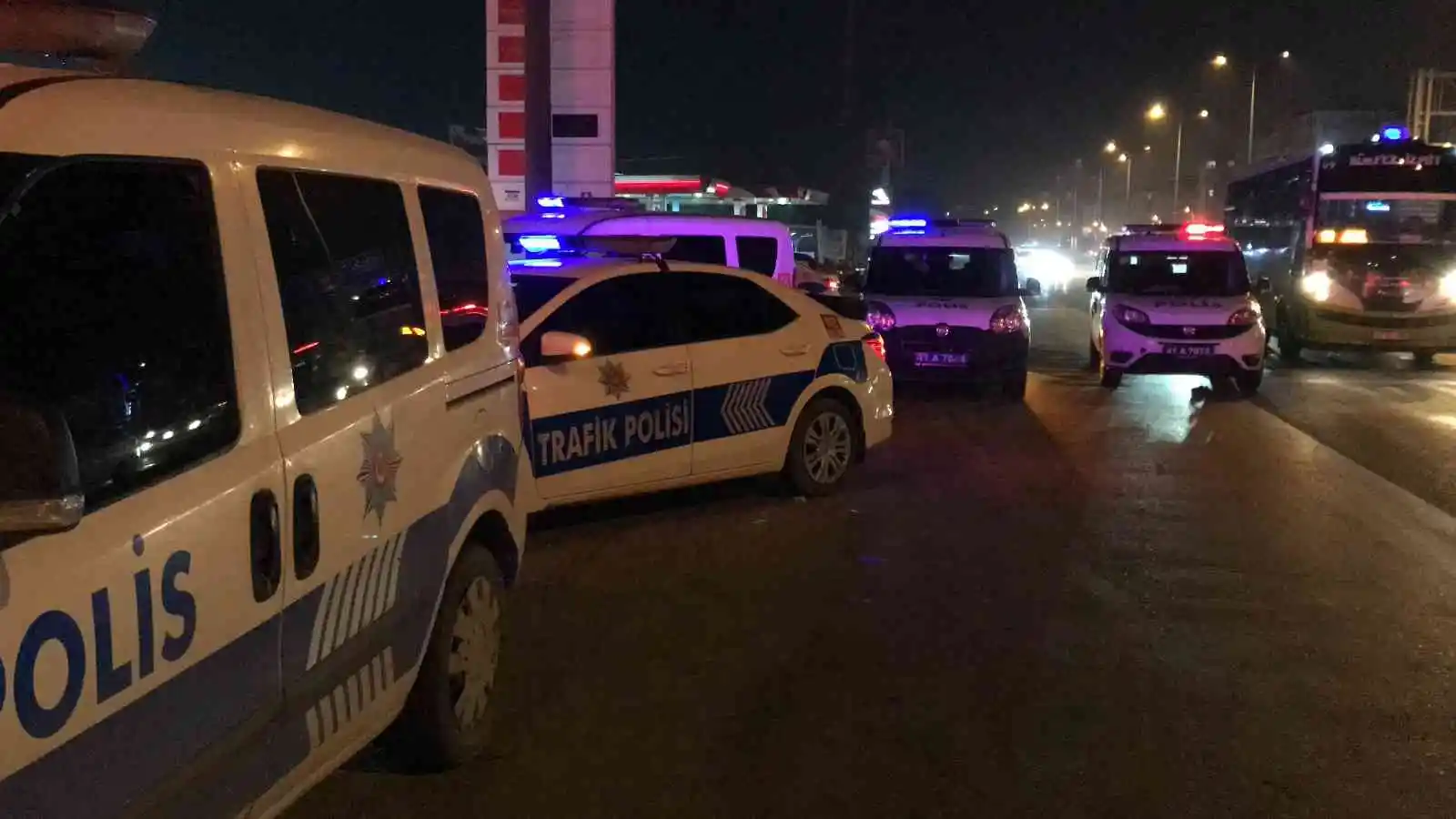 Önce kaza yaptılar, sonra D-100’ü boks ringine çevirdiler