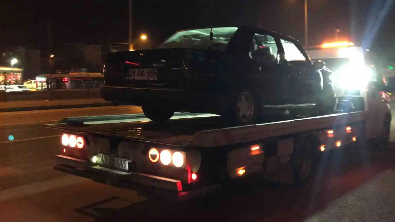 Önce kaza yaptılar, sonra D-100’ü boks ringine çevirdiler