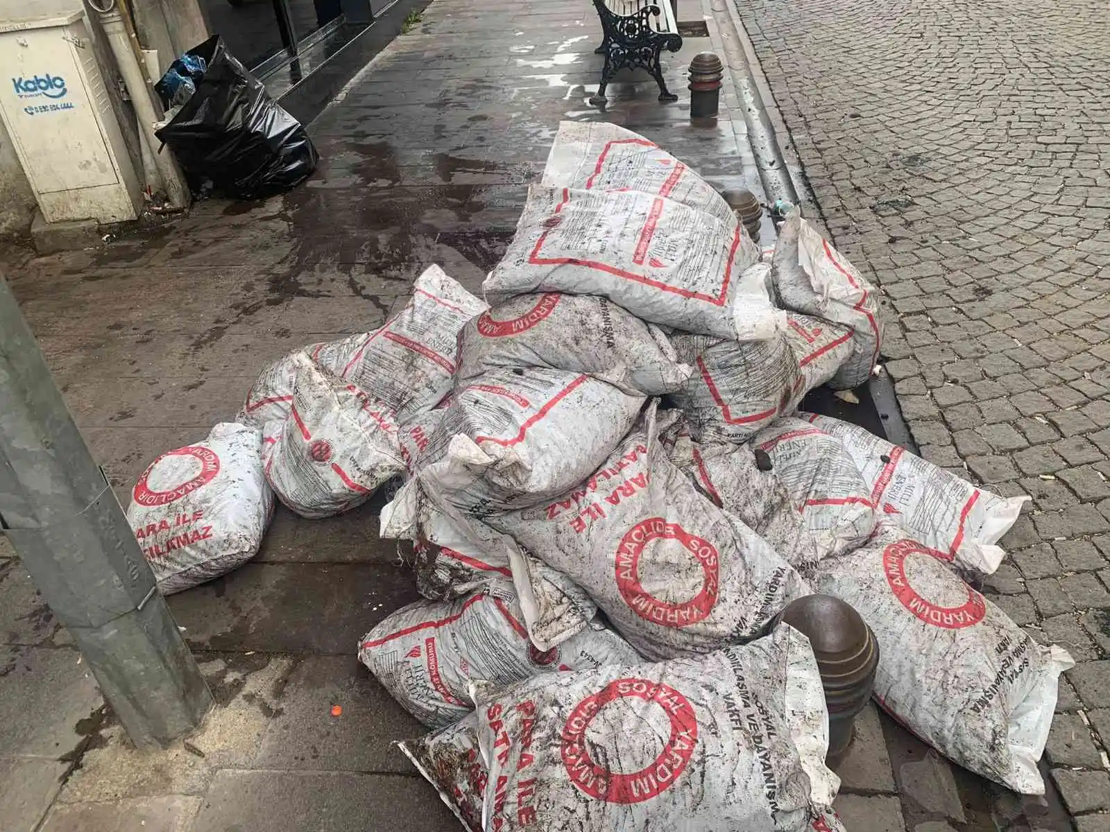 Onlarca kömür torbası kaldırımı işgal etti
