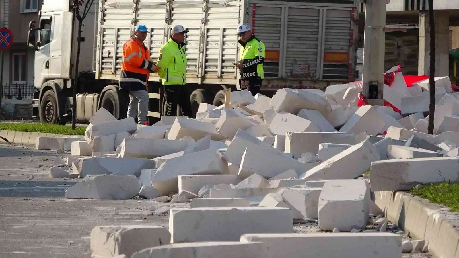 Ordu'da tırdan yola dökülen gaz beton, trafiği aksattı
