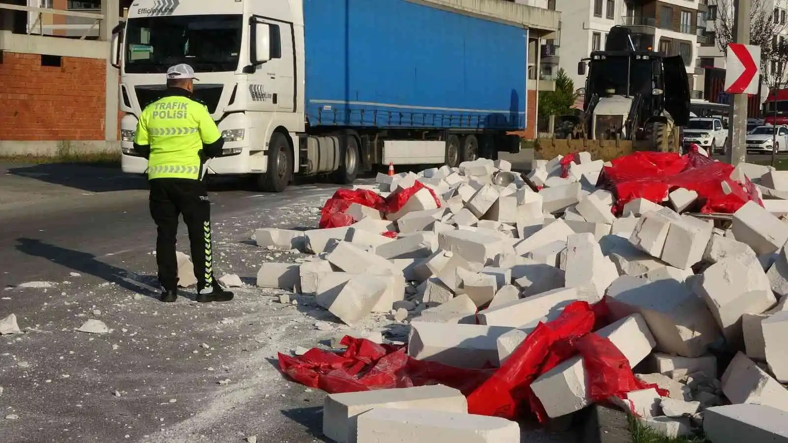 Ordu’da tırdan yola dökülen gaz beton, trafiği aksattı
