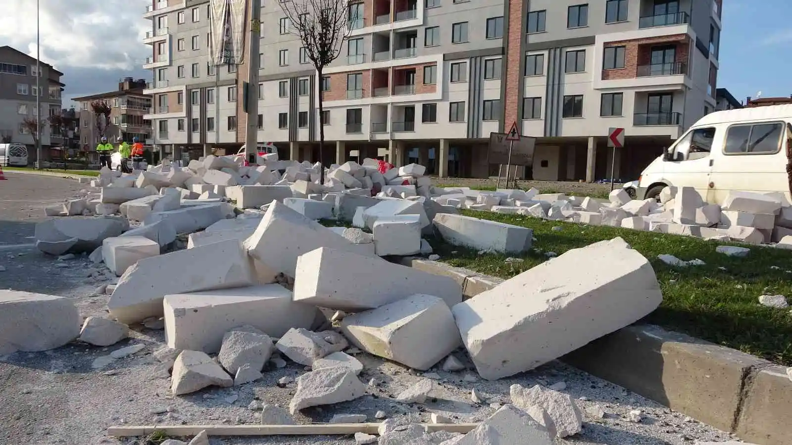 Ordu’da tırdan yola dökülen gaz beton, trafiği aksattı
