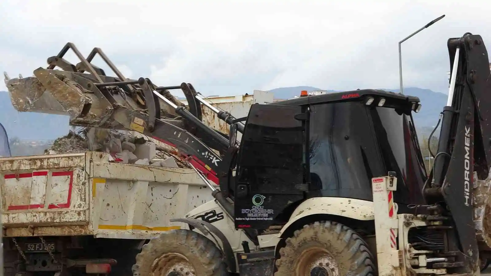 Ordu’da tırdan yola dökülen gaz beton, trafiği aksattı
