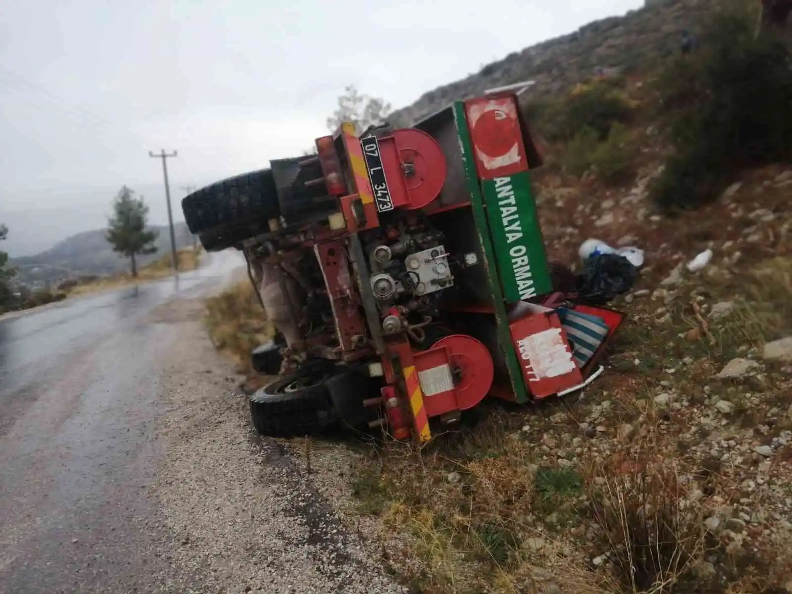Orman işletmesi arazözü devrildi: Orman işçileri ölümden döndü