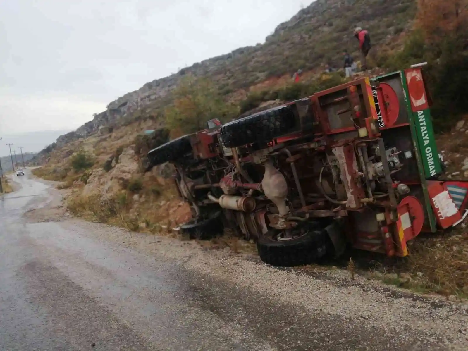 Orman işletmesi arazözü devrildi: Orman işçileri ölümden döndü