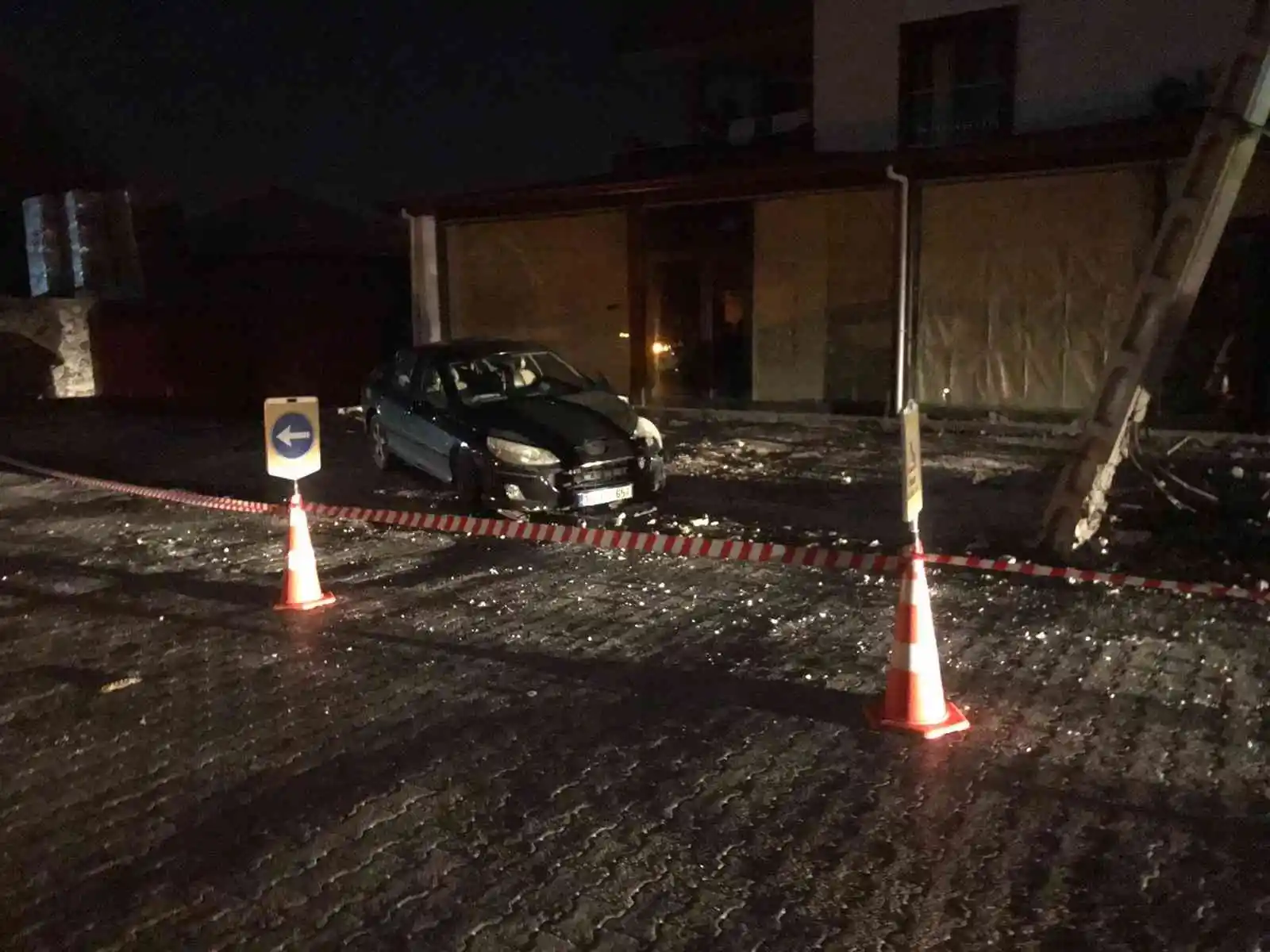 Osmaniye'de otomobil önce elektrik direğine, ardından iş yerine çarptı: 2 yaralı
