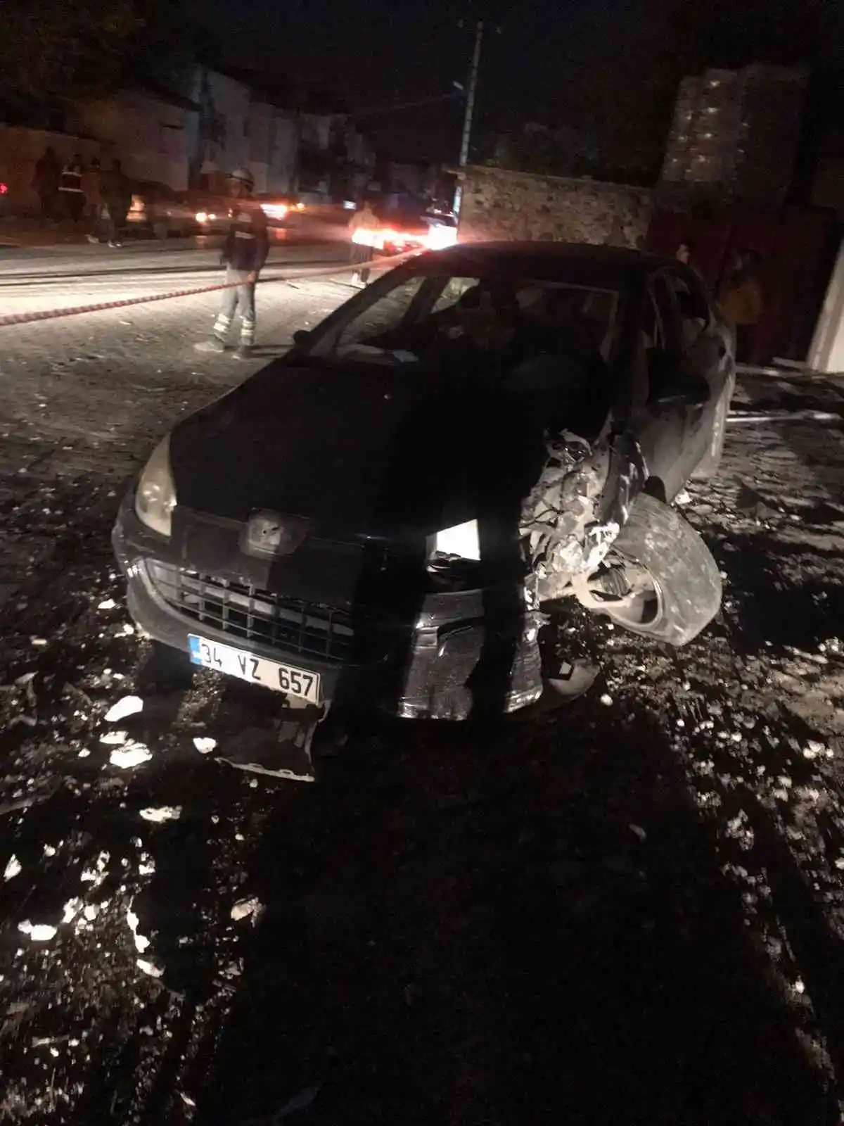 Osmaniye’de otomobil önce elektrik direğine, ardından iş yerine çarptı: 2 yaralı
