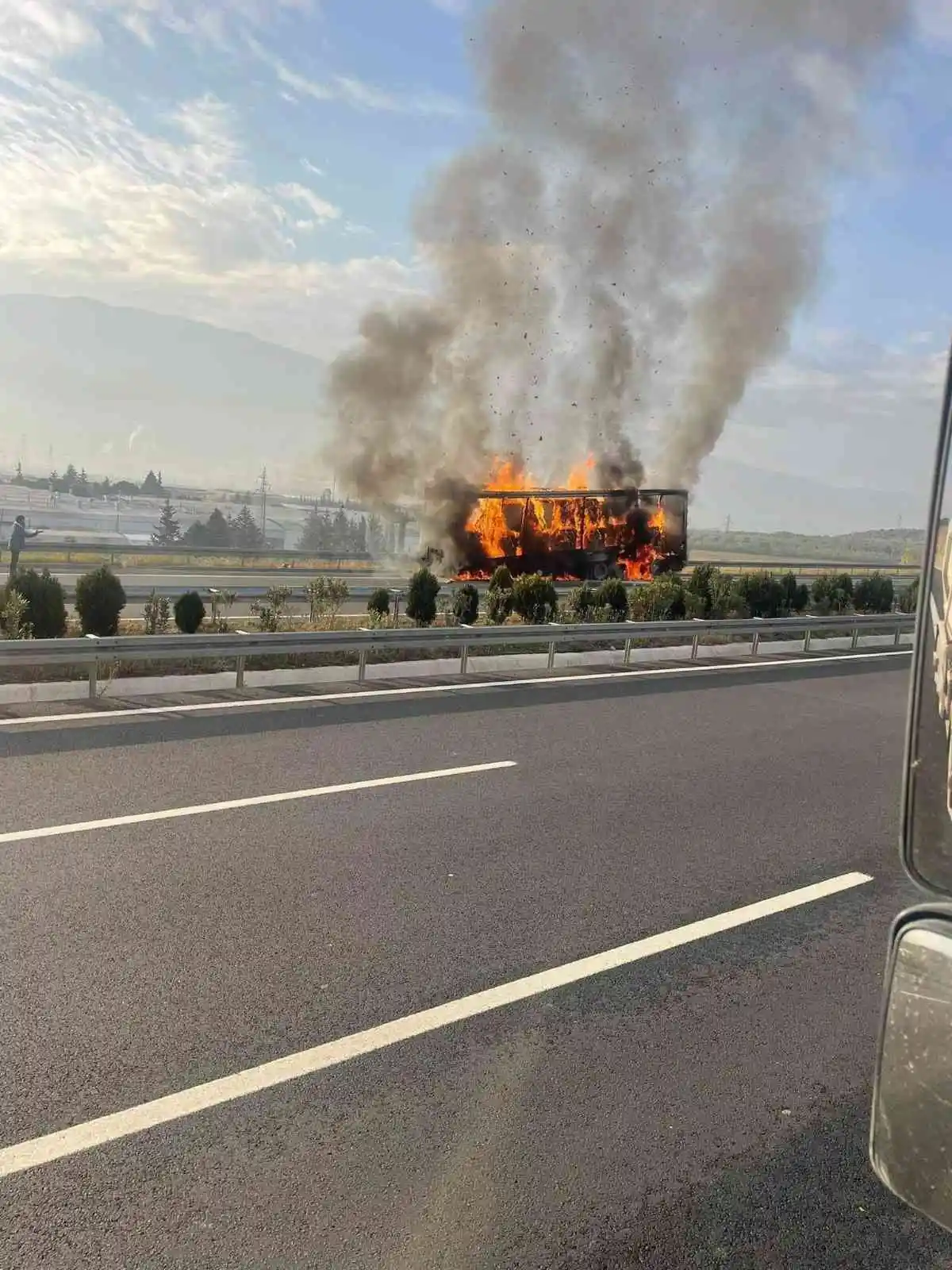 Otobanda hareketli saatler...Alev alev yandı