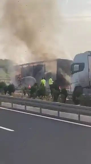 Otobanda hareketli saatler...Alev alev yandı