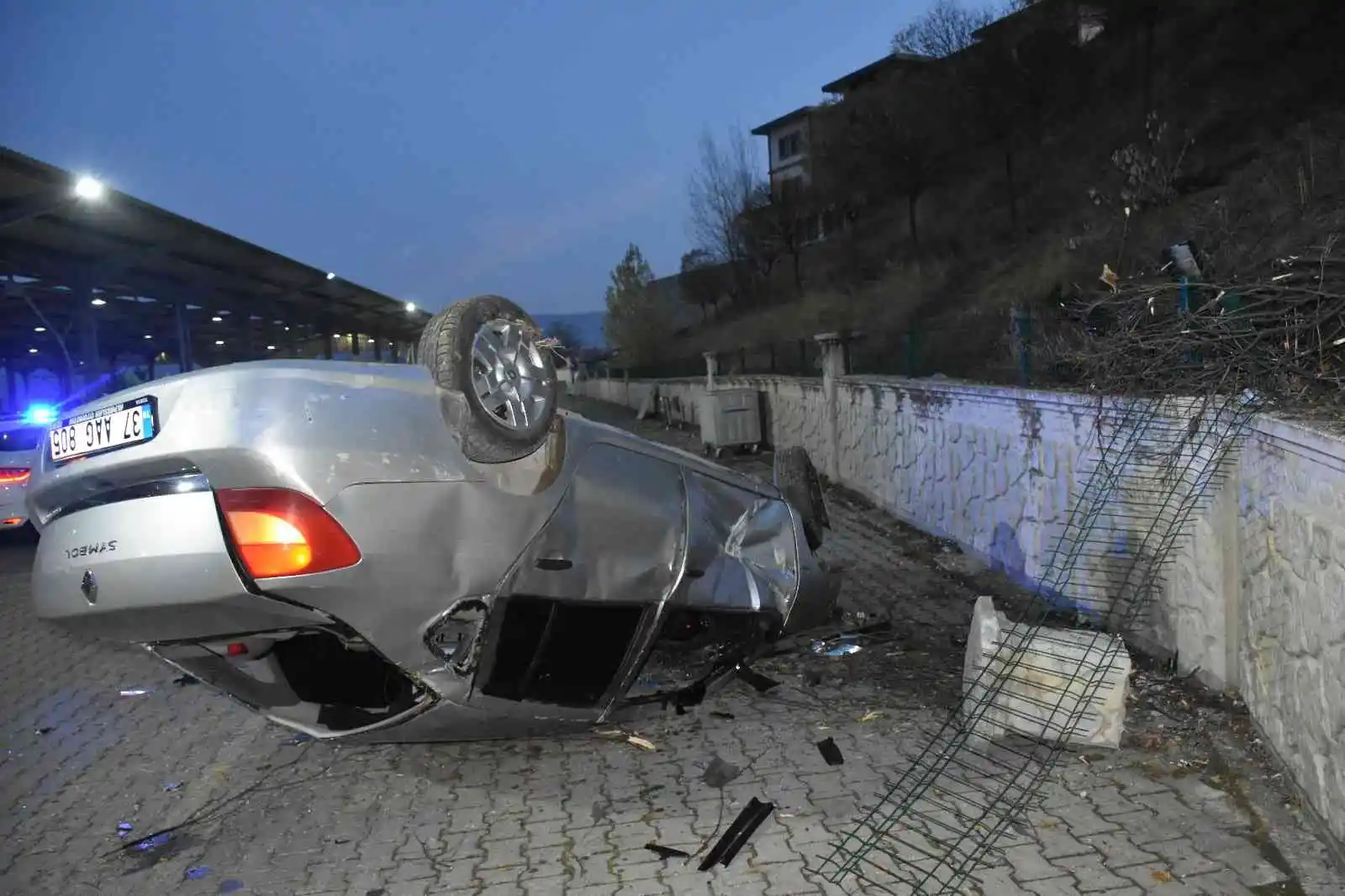 Otomobil 150 metre yükseklikten pazar yerine düştü: 2 yaralı