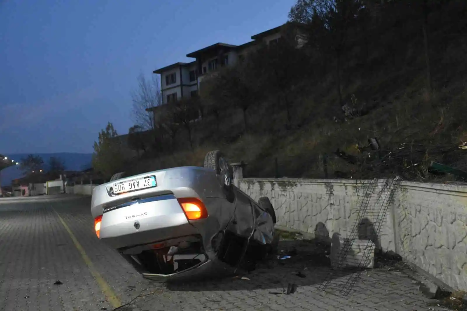 Otomobil 150 metre yükseklikten pazar yerine düştü: 2 yaralı
