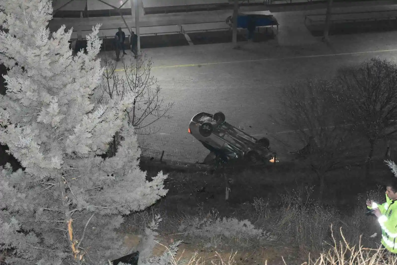 Otomobil 150 metre yükseklikten pazar yerine düştü: 2 yaralı