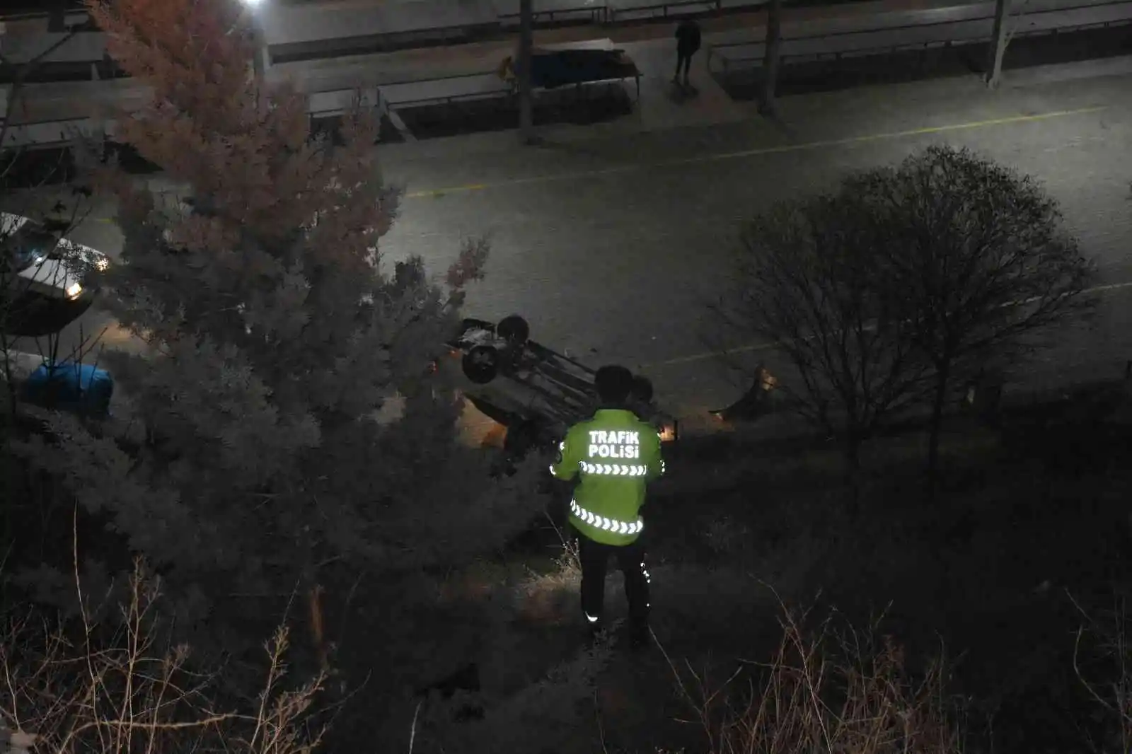 Otomobil 150 metre yükseklikten pazar yerine düştü: 2 yaralı
